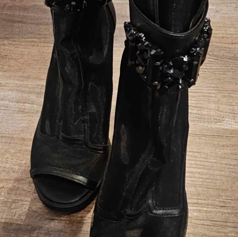 Srylish mesh, black booties